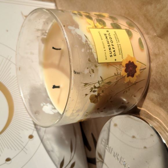 B&BW Sunshine & Daffodils 3-wick Candle - Picture 2 of 4